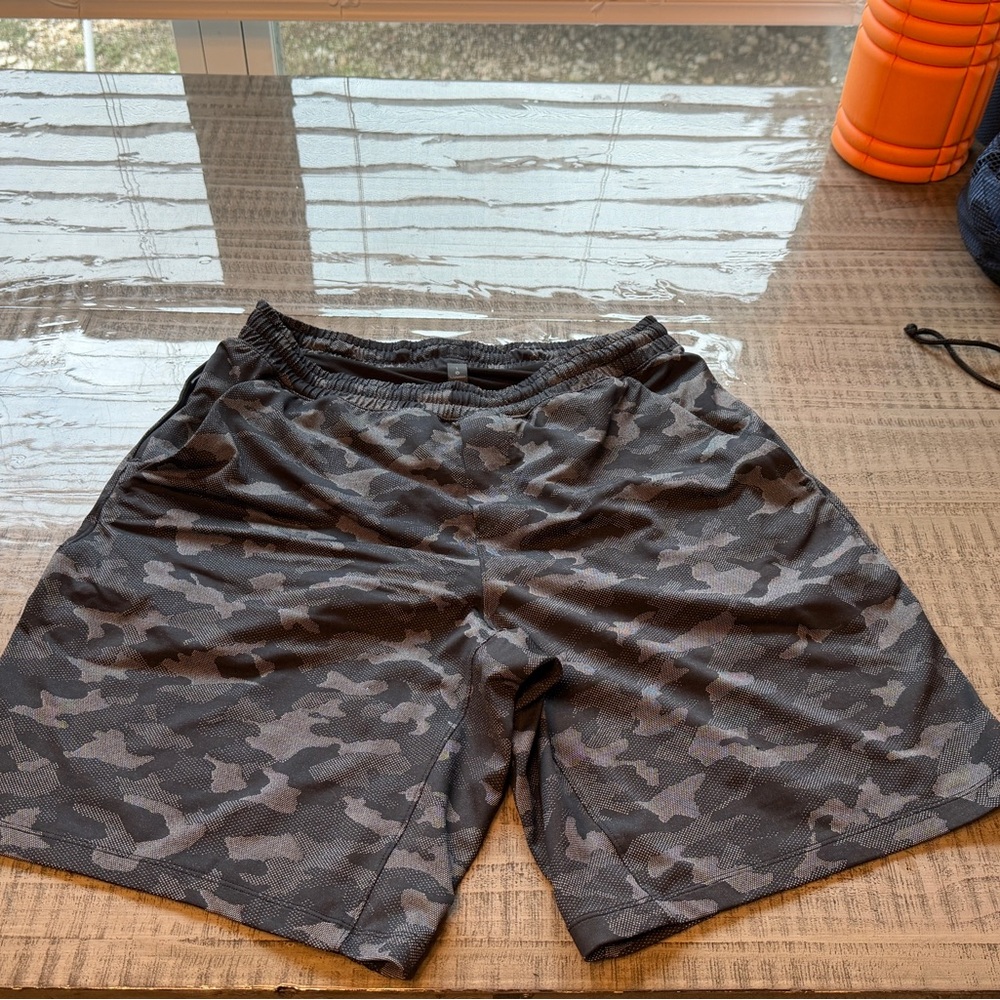 Men’s Large Lululemon Black and Gray Camouflage Shorts